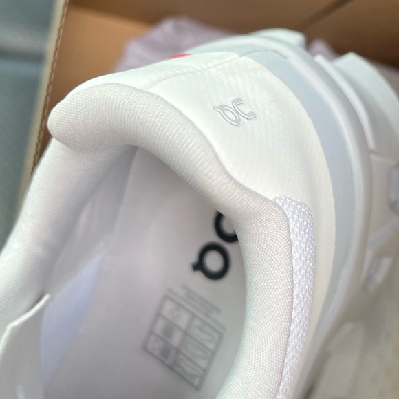 On Running ladies White Running Shoes 7.5 - Picture 7 of 7